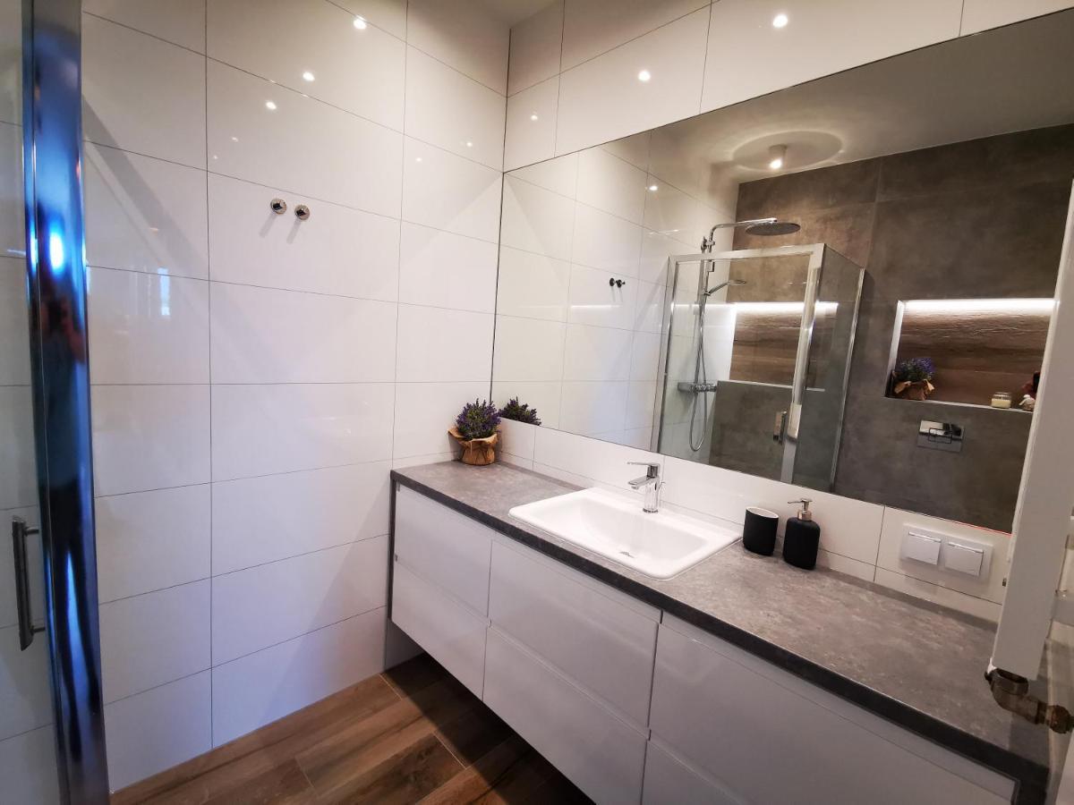 Walowa Tower Apartments กดัญสก์ ภายนอก รูปภาพ